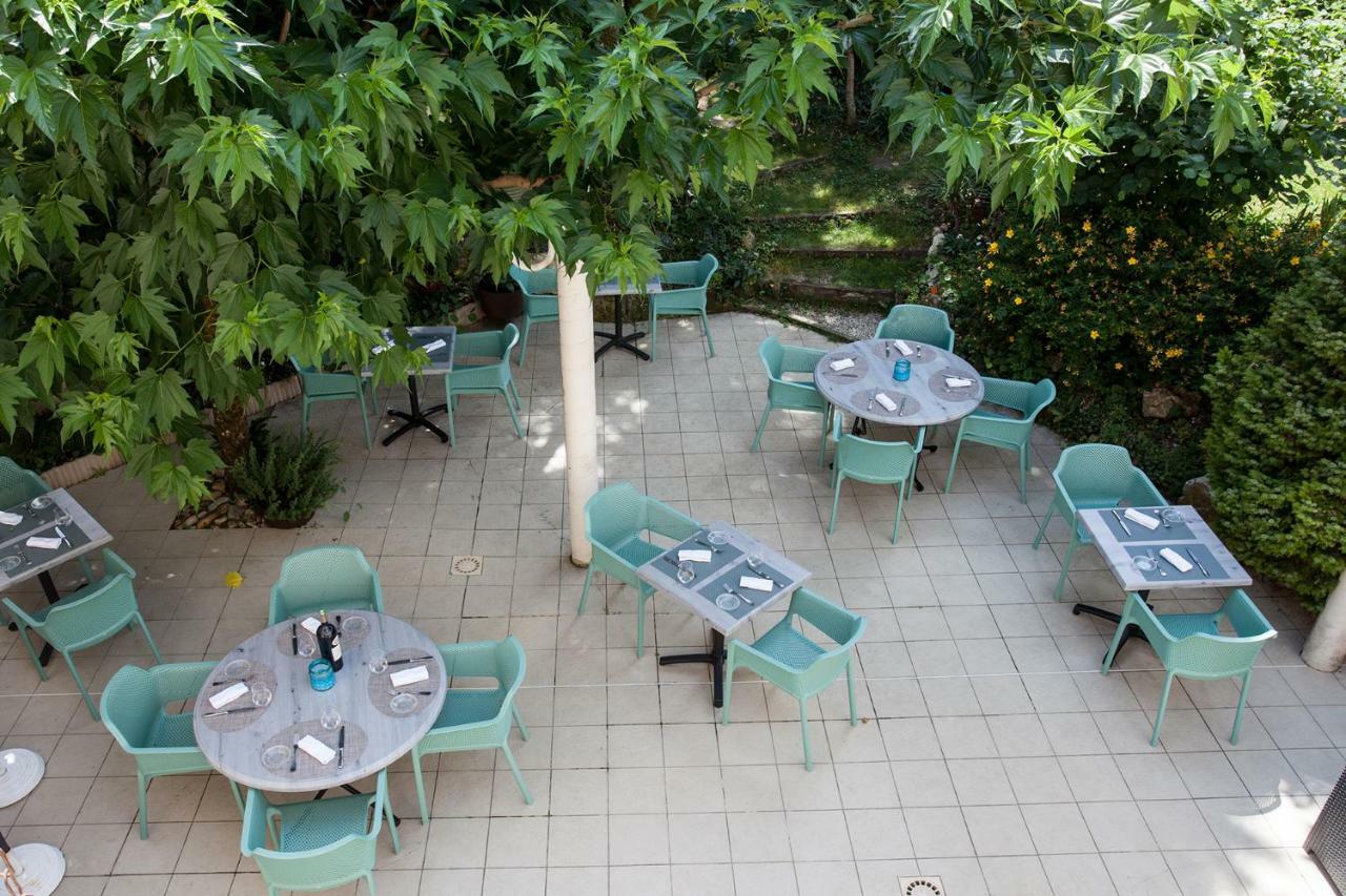 Le Lion D'Or Hotel Manzac-sur-Vern Exterior photo
